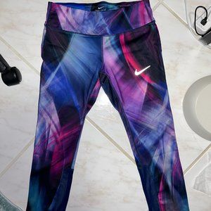 NIKE | Dri Fit Capri Length Leggings